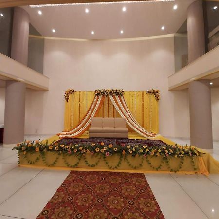 Acco Grand Hotel Лакнау Екстериор снимка