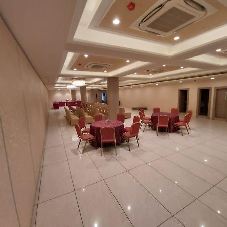 Acco Grand Hotel Лакнау Екстериор снимка