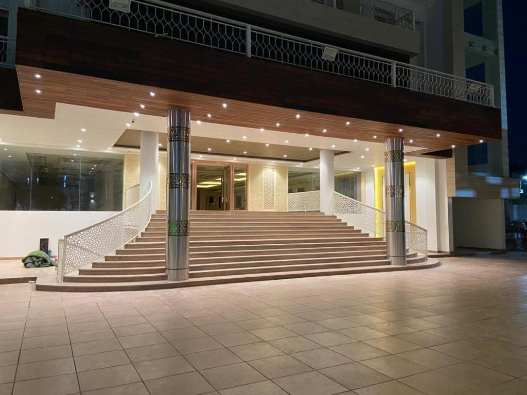 Acco Grand Hotel Лакнау Екстериор снимка