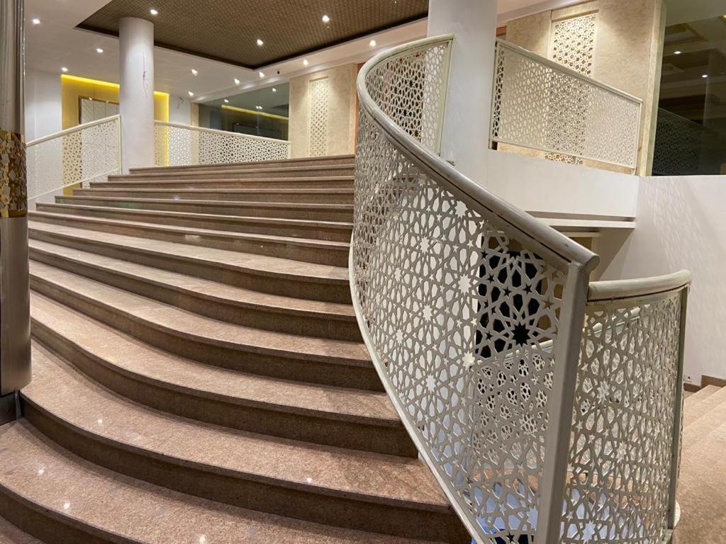 Acco Grand Hotel Лакнау Екстериор снимка