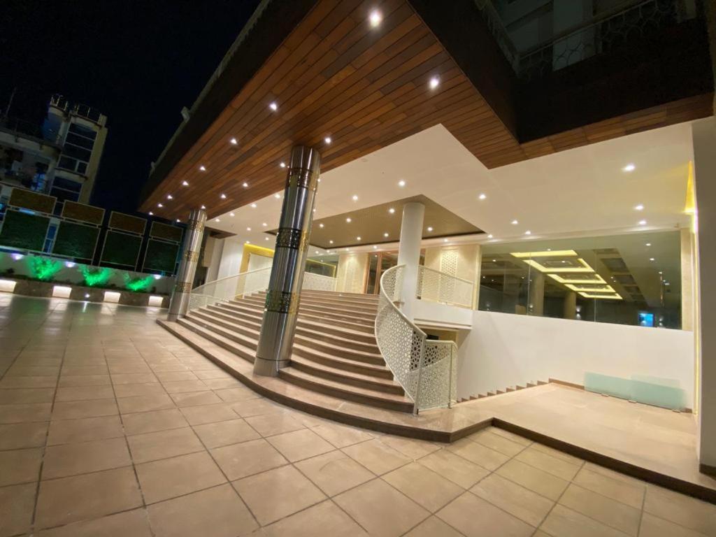Acco Grand Hotel Лакнау Екстериор снимка
