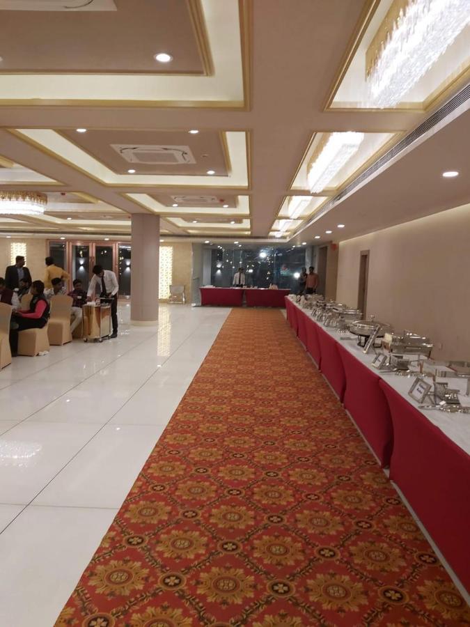 Acco Grand Hotel Лакнау Екстериор снимка