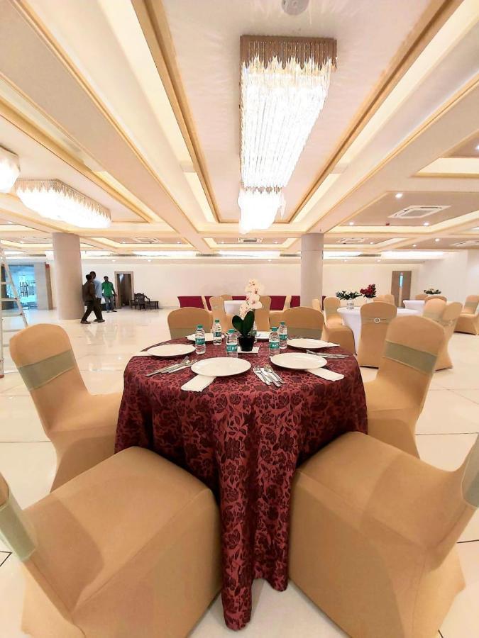 Acco Grand Hotel Лакнау Екстериор снимка
