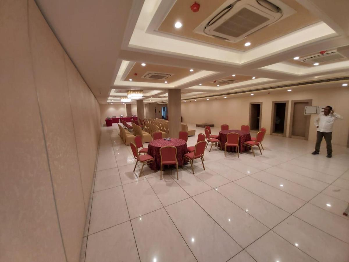 Acco Grand Hotel Лакнау Екстериор снимка