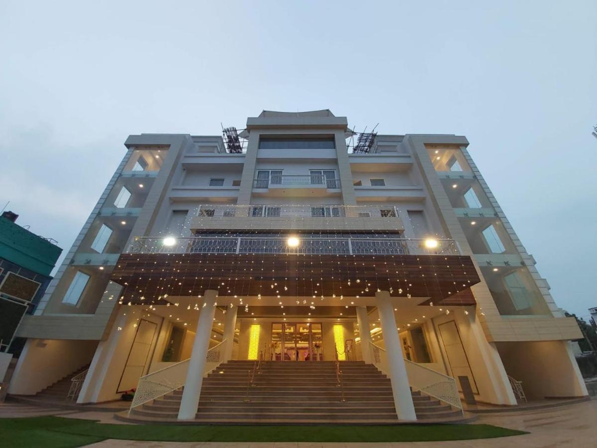 Acco Grand Hotel Лакнау Екстериор снимка